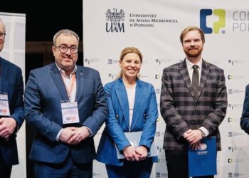 6 i 7 lutego 2025 r. w Słubicach odbyła się XXV międzynarodowa konferencja naukowa „Europa XXI wieku” organizowana przez Uniwersytet im. Adama Mickiewicza w Poznaniu. Z dumą informujemy, że w trakcie jej trwania została wręczona nagroda główna w II edycji Ogólnopolskiego Konkursu na najlepszą pracę doktorską pt. "Europa i jej bliskie sąsiedztwo” organizowanego przez Polskie Towarzystwo Nauk Politycznych – Oddział Poznań. Otrzymał ją dr Mariusz Tomaszuk, który pod opieką prof. Elżbiety Kużelewskiej przygotował rozprawę doktorską zatytułowaną „Geneza i status ustrojowy federacyjnej Prezydencji Bośni i Hercegowiny”. Obrona pracy doktorskiej odbyła się 20 czerwca 2023 r. na Wydziale Prawa Uniwersytet w Białymstoku. Serdecznie gratulujemy i życzymy dalszych sukcesów!