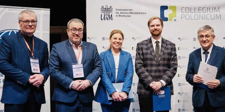 6 i 7 lutego 2025 r. w Słubicach odbyła się XXV międzynarodowa konferencja naukowa „Europa XXI wieku” organizowana przez Uniwersytet im. Adama Mickiewicza w Poznaniu. Z dumą informujemy, że w trakcie jej trwania została wręczona nagroda główna w II edycji Ogólnopolskiego Konkursu na najlepszą pracę doktorską pt. "Europa i jej bliskie sąsiedztwo” organizowanego przez Polskie Towarzystwo Nauk Politycznych – Oddział Poznań. Otrzymał ją dr Mariusz Tomaszuk, który pod opieką prof. Elżbiety Kużelewskiej przygotował rozprawę doktorską zatytułowaną „Geneza i status ustrojowy federacyjnej Prezydencji Bośni i Hercegowiny”. Obrona pracy doktorskiej odbyła się 20 czerwca 2023 r. na Wydziale Prawa Uniwersytet w Białymstoku. Serdecznie gratulujemy i życzymy dalszych sukcesów!