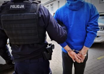 40-LATEK STARANOWAŁ DRZWI MIESZKANIA BO CHCIAŁ ZŁOŻYĆ PARTNERCE ŻYCZENIA