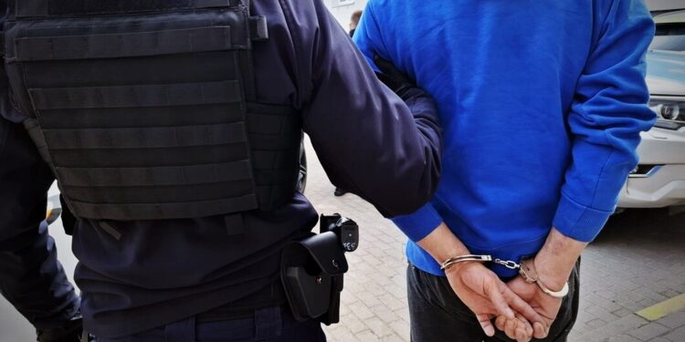 40-LATEK STARANOWAŁ DRZWI MIESZKANIA BO CHCIAŁ ZŁOŻYĆ PARTNERCE ŻYCZENIA