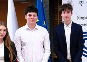 Olimpiada miała bardzo bogatą oprawę, uczestnicy - 150 uczniów reprezentujących szkoły ponadpodstawowe z całej Polski, mogli zobaczyć: - panel wykładowy Akademii Sztuki Wojennej, - panel wykładowy Państwowej Straży Pożarnej „System ostrzegania i alarmowania w świetle rozwoju ochrony ludności”, - prezentację służby – Służby Kontrwywiadu Wojskowego, - panel wykładowy Policji, - prezentację Agencji Bezpieczeństwa Wewnętrznego. Mieli przyjemność posłuchać inspirujących i ciekawych wystąpień: - wicepremiera dr. Krzysztofa Gawkowskiego – Ministra Cyfryzacji, - dr. hab. Macieja Duszczyka – wiceministra Ministerstwa Spraw Wewnętrznych i Administracji, - przedstawiciela Komendanta Głównego Policji. Głównym punktem Olimpiady był test, dotyczący programu stałego i zmiennego Olimpiady. Wśród 10 uczestników, reprezentantów województwa podlaskiego byli uczniowie II Liceum Ogólnokształcącego z BJN im. B. Taraszkiewicza w Bielsku Podlaskim: Julia Kurianowicz - klasa IIc Bartłomiej Tomczuk - klasa IIIb Igor Orzechowski – klasa IIc Po sprawdzeniu wyników okazało się, że nasi uczniowie, Igor Orzechowski i Bartłomiej Tomczuk, uzyskali tytuł finalisty i byli jedynymi przedstawicielami naszego województwa, którzy znaleźli się w tym elitarnym gronie! Należy podkreślić również dobry wynik Julii, która na pewno spróbuje swoich sił w przyszłym roku. Opiekun: mgr Włodzimierz Wawulski