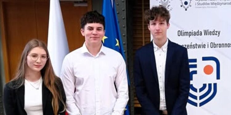 Olimpiada miała bardzo bogatą oprawę, uczestnicy - 150 uczniów reprezentujących szkoły ponadpodstawowe z całej Polski, mogli zobaczyć: - panel wykładowy Akademii Sztuki Wojennej, - panel wykładowy Państwowej Straży Pożarnej „System ostrzegania i alarmowania w świetle rozwoju ochrony ludności”, - prezentację służby – Służby Kontrwywiadu Wojskowego, - panel wykładowy Policji, - prezentację Agencji Bezpieczeństwa Wewnętrznego. Mieli przyjemność posłuchać inspirujących i ciekawych wystąpień: - wicepremiera dr. Krzysztofa Gawkowskiego – Ministra Cyfryzacji, - dr. hab. Macieja Duszczyka – wiceministra Ministerstwa Spraw Wewnętrznych i Administracji, - przedstawiciela Komendanta Głównego Policji. Głównym punktem Olimpiady był test, dotyczący programu stałego i zmiennego Olimpiady. Wśród 10 uczestników, reprezentantów województwa podlaskiego byli uczniowie II Liceum Ogólnokształcącego z BJN im. B. Taraszkiewicza w Bielsku Podlaskim: Julia Kurianowicz - klasa IIc Bartłomiej Tomczuk - klasa IIIb Igor Orzechowski – klasa IIc Po sprawdzeniu wyników okazało się, że nasi uczniowie, Igor Orzechowski i Bartłomiej Tomczuk, uzyskali tytuł finalisty i byli jedynymi przedstawicielami naszego województwa, którzy znaleźli się w tym elitarnym gronie! Należy podkreślić również dobry wynik Julii, która na pewno spróbuje swoich sił w przyszłym roku. Opiekun: mgr Włodzimierz Wawulski