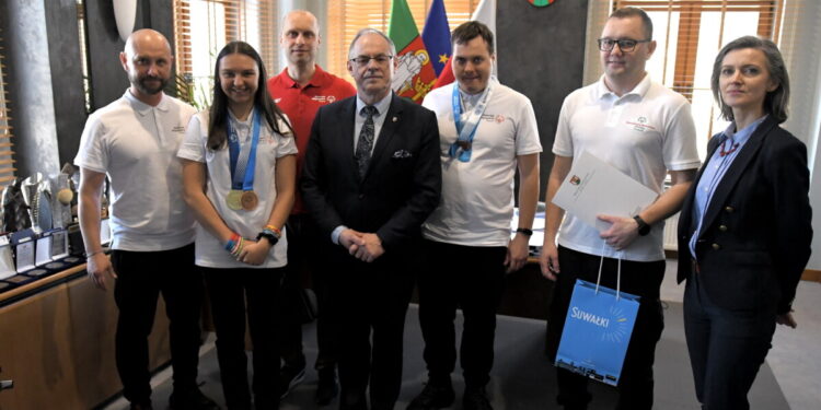 Reprezentanci „HURAGANU” i „GROMU” z medalami Światowych Zimowych Igrzyskach w Turynie