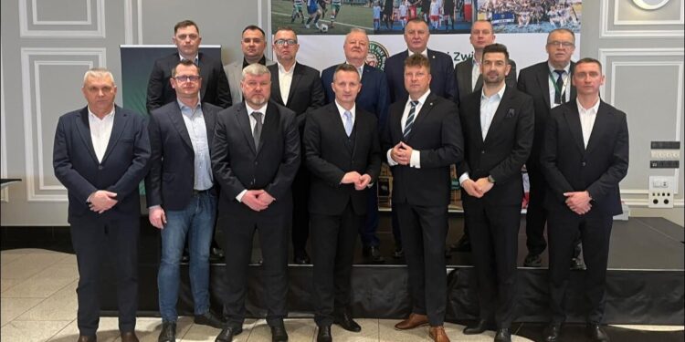 Podlaski ZPN wybrał swoje władze i nagrodził odznaką burmistrza