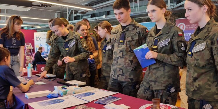Wydział Prawa ze stoiskiem daktyloskopijnym na targach na stadionie Chorten Arena