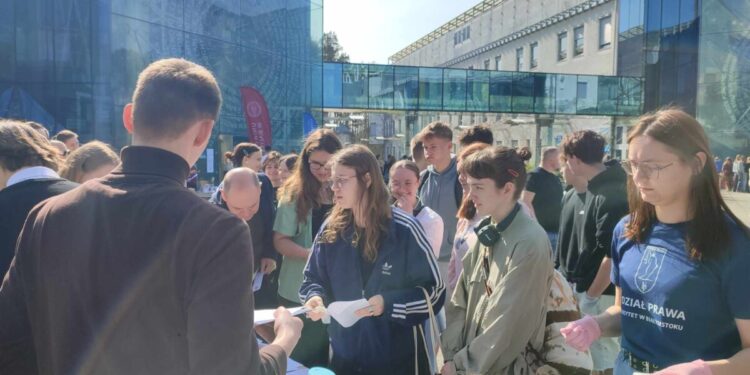 Stoisko Wydziału Prawa nieustannie tętniło życiem na Dniu Otwartym UwB