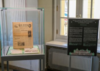 Trzecia odsłona z serii „Historia et Medicina. Eksponat miesiąca Muzeum UMB” przygotowywana na jubileusz 75-lecia Uniwersytetu Medycznego w Białymstoku, poświęcona jest „Medykowi Białostockiemu” – czasopismu akademickiemu UMB. Historia „Medyka Białostockiego” rozpoczyna się w lutym 1956 r., kiedy ukazał się pierwszy numer czasopisma. Na ośmiu stronach zawarto różnorodne treści: o życiu studenckim, opisujące studentów uczelni w pierwszych pięciu latach jej działalności, o organizujących się stowarzyszeniach i kołach naukowych. Znalazły się też w nim informacje o powstawaniu spółdzielni zdrowia na wsiach, czy ciekawostki i informacje o odkryciach naukowych i nowym sprzęcie w szpitalu wojewódzkim w Białymstoku. Nie zabrakło również miejsca na felieton o tematyce kulturalnej i na poezję studencką. W 1956 r. ukazały się cztery numery miesięcznika, po czym zaprzestano jego wydawania z przyczyn politycznych. Reaktywacja „Medyka Białostockiego” nastąpiła w 2000 roku. Z okazji 50-lecia Uczelni wznowiono wydawanie czasopisma jako okazałego kwartalnika. Redaktorem naczelnym został prof. Krzysztof Worowski. Wówczas ukazały się cztery numery czasopisma, które datami wydania były dopasowane do pór roku. Kolejną zmianę przyniósł 2002 rok. Nowym redaktorem naczelnym został prof. Lech Chyczewski, a „Medyk Białostocki” ponownie stał się miesięcznikiem. Zmieniła się formuła czasopisma. Gazeta miała zawierać więcej artykułów oraz być bardziej różnorodna. W 2017 r. prof. Chyczewskiego na stanowisku redaktora naczelnego zastąpił Marcin Tomkiel, a od 2024 roku nową redaktor naczelną została Dorota Sawicka. Do stycznia 2025r. ukazało się 211 numerów czasopisma. Na łamach uczelnianej gazety odnaleźć można najważniejsze informacje z życia Uczelni, doniesienia o najnowszych sukcesach studentów i pracowników, informacje o odkryciach naukowych czy innowacyjnych operacjach w szpitalach uniwersyteckich. Gazeta dostępna jest w wersji papierowej, a publikowane treści można też znaleźć w internecie na stronie www (medyk.umb.edu.pl) oraz w mediach społecznościowych (m.in. Facebook ). Od 2002 r. ważną częścią czasopisma jest „Młody Medyk” – miesięcznik studentów UMB. „Młody Medyk” pisany jest w całości z perspektywy studenckiej i jest doskonałym uzupełnieniem „Medyka Białostockiego”. Obecnie redaktor naczelną „Młodego Medyka” jest studentka UMB Róża Maria Huszcza. Gablota „Eksponat miesiąca Muzeum UMB” znajduje się w holu głównym Pałacu Branickich i jest dostępna dla zwiedzających i odwedzających Pałac Branickich. Umieszczono w niej pierwsze wydanie Medyka Białostockiego z 1956 roku, a także rękopis felietonu rektora prof. Stanisława Legeżyńskiego inaugurującego to wydanie „Medyka Białostockiego” oraz pierwszy numer Medyka po wznowieniu w 2000 roku. Wystawę przygotowało Muzeum Historii Medycyny i Farmacji Uniwersytetu Medycznego w Białymstoku.