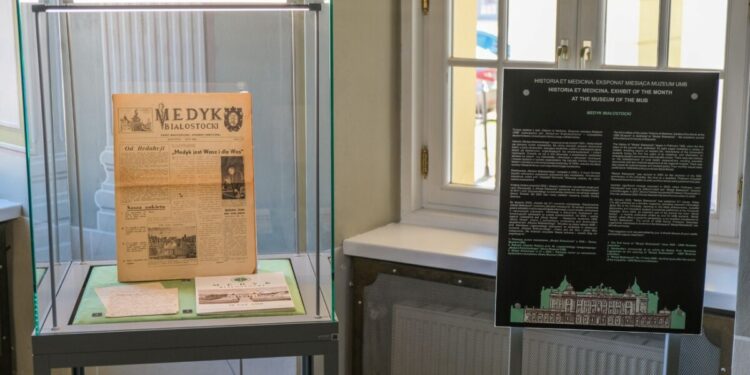 Trzecia odsłona z serii „Historia et Medicina. Eksponat miesiąca Muzeum UMB” przygotowywana na jubileusz 75-lecia Uniwersytetu Medycznego w Białymstoku, poświęcona jest „Medykowi Białostockiemu” – czasopismu akademickiemu UMB. Historia „Medyka Białostockiego” rozpoczyna się w lutym 1956 r., kiedy ukazał się pierwszy numer czasopisma. Na ośmiu stronach zawarto różnorodne treści: o życiu studenckim, opisujące studentów uczelni w pierwszych pięciu latach jej działalności, o organizujących się stowarzyszeniach i kołach naukowych. Znalazły się też w nim informacje o powstawaniu spółdzielni zdrowia na wsiach, czy ciekawostki i informacje o odkryciach naukowych i nowym sprzęcie w szpitalu wojewódzkim w Białymstoku. Nie zabrakło również miejsca na felieton o tematyce kulturalnej i na poezję studencką. W 1956 r. ukazały się cztery numery miesięcznika, po czym zaprzestano jego wydawania z przyczyn politycznych. Reaktywacja „Medyka Białostockiego” nastąpiła w 2000 roku. Z okazji 50-lecia Uczelni wznowiono wydawanie czasopisma jako okazałego kwartalnika. Redaktorem naczelnym został prof. Krzysztof Worowski. Wówczas ukazały się cztery numery czasopisma, które datami wydania były dopasowane do pór roku. Kolejną zmianę przyniósł 2002 rok. Nowym redaktorem naczelnym został prof. Lech Chyczewski, a „Medyk Białostocki” ponownie stał się miesięcznikiem. Zmieniła się formuła czasopisma. Gazeta miała zawierać więcej artykułów oraz być bardziej różnorodna. W 2017 r. prof. Chyczewskiego na stanowisku redaktora naczelnego zastąpił Marcin Tomkiel, a od 2024 roku nową redaktor naczelną została Dorota Sawicka. Do stycznia 2025r. ukazało się 211 numerów czasopisma. Na łamach uczelnianej gazety odnaleźć można najważniejsze informacje z życia Uczelni, doniesienia o najnowszych sukcesach studentów i pracowników, informacje o odkryciach naukowych czy innowacyjnych operacjach w szpitalach uniwersyteckich. Gazeta dostępna jest w wersji papierowej, a publikowane treści można też znaleźć w internecie na stronie www (medyk.umb.edu.pl) oraz w mediach społecznościowych (m.in. Facebook ). Od 2002 r. ważną częścią czasopisma jest „Młody Medyk” – miesięcznik studentów UMB. „Młody Medyk” pisany jest w całości z perspektywy studenckiej i jest doskonałym uzupełnieniem „Medyka Białostockiego”. Obecnie redaktor naczelną „Młodego Medyka” jest studentka UMB Róża Maria Huszcza. Gablota „Eksponat miesiąca Muzeum UMB” znajduje się w holu głównym Pałacu Branickich i jest dostępna dla zwiedzających i odwedzających Pałac Branickich. Umieszczono w niej pierwsze wydanie Medyka Białostockiego z 1956 roku, a także rękopis felietonu rektora prof. Stanisława Legeżyńskiego inaugurującego to wydanie „Medyka Białostockiego” oraz pierwszy numer Medyka po wznowieniu w 2000 roku. Wystawę przygotowało Muzeum Historii Medycyny i Farmacji Uniwersytetu Medycznego w Białymstoku.