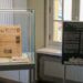 Trzecia odsłona z serii „Historia et Medicina. Eksponat miesiąca Muzeum UMB” przygotowywana na jubileusz 75-lecia Uniwersytetu Medycznego w Białymstoku, poświęcona jest „Medykowi Białostockiemu” – czasopismu akademickiemu UMB. Historia „Medyka Białostockiego” rozpoczyna się w lutym 1956 r., kiedy ukazał się pierwszy numer czasopisma. Na ośmiu stronach zawarto różnorodne treści: o życiu studenckim, opisujące studentów uczelni w pierwszych pięciu latach jej działalności, o organizujących się stowarzyszeniach i kołach naukowych. Znalazły się też w nim informacje o powstawaniu spółdzielni zdrowia na wsiach, czy ciekawostki i informacje o odkryciach naukowych i nowym sprzęcie w szpitalu wojewódzkim w Białymstoku. Nie zabrakło również miejsca na felieton o tematyce kulturalnej i na poezję studencką. W 1956 r. ukazały się cztery numery miesięcznika, po czym zaprzestano jego wydawania z przyczyn politycznych. Reaktywacja „Medyka Białostockiego” nastąpiła w 2000 roku. Z okazji 50-lecia Uczelni wznowiono wydawanie czasopisma jako okazałego kwartalnika. Redaktorem naczelnym został prof. Krzysztof Worowski. Wówczas ukazały się cztery numery czasopisma, które datami wydania były dopasowane do pór roku. Kolejną zmianę przyniósł 2002 rok. Nowym redaktorem naczelnym został prof. Lech Chyczewski, a „Medyk Białostocki” ponownie stał się miesięcznikiem. Zmieniła się formuła czasopisma. Gazeta miała zawierać więcej artykułów oraz być bardziej różnorodna. W 2017 r. prof. Chyczewskiego na stanowisku redaktora naczelnego zastąpił Marcin Tomkiel, a od 2024 roku nową redaktor naczelną została Dorota Sawicka. Do stycznia 2025r. ukazało się 211 numerów czasopisma. Na łamach uczelnianej gazety odnaleźć można najważniejsze informacje z życia Uczelni, doniesienia o najnowszych sukcesach studentów i pracowników, informacje o odkryciach naukowych czy innowacyjnych operacjach w szpitalach uniwersyteckich. Gazeta dostępna jest w wersji papierowej, a publikowane treści można też znaleźć w internecie na stronie www (medyk.umb.edu.pl) oraz w mediach społecznościowych (m.in. Facebook ). Od 2002 r. ważną częścią czasopisma jest „Młody Medyk” – miesięcznik studentów UMB. „Młody Medyk” pisany jest w całości z perspektywy studenckiej i jest doskonałym uzupełnieniem „Medyka Białostockiego”. Obecnie redaktor naczelną „Młodego Medyka” jest studentka UMB Róża Maria Huszcza. Gablota „Eksponat miesiąca Muzeum UMB” znajduje się w holu głównym Pałacu Branickich i jest dostępna dla zwiedzających i odwedzających Pałac Branickich. Umieszczono w niej pierwsze wydanie Medyka Białostockiego z 1956 roku, a także rękopis felietonu rektora prof. Stanisława Legeżyńskiego inaugurującego to wydanie „Medyka Białostockiego” oraz pierwszy numer Medyka po wznowieniu w 2000 roku. Wystawę przygotowało Muzeum Historii Medycyny i Farmacji Uniwersytetu Medycznego w Białymstoku.