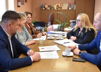 Młodzi bielszczanie uzdolnieni artystycznie będą mogli liczyć na wsparcie. Razem z Fundacją Suempol „W galopie marzeń” pracujemy nad pomocą dla młodych talentów. Dziś gościliśmy prezesa fundacji Agnieszkę Osiennik-Kuleszę oraz członka zarządu fundacji Krystiana Witkiewicza, którzy spotkali się z Burmistrzem Miasta Bielsk Podlaski Piotrem Wawulskim, Zastępcą Burmistrza Iwoną Kołos oraz Kierownik Referatu Oświaty i Kultury Urszulą Wiesiełowską. Rozmawiano na temat sposobów wsparcia uczniów bielskich szkół podstawowych uzdolnionych artystycznie. Nasze miasto pracuje od jakiegoś czasu nad utworzeniem specjalnego stypendium dla talentów ze szkół podstawowych. Fundacja jest zainteresowana wsparciem tej inicjatywy. Liczymy na to, że dzięki tej współpracy uda nam się wspomóc młodych artystów z Bielska Podlaskiego.