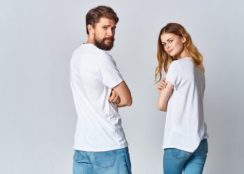 Czy wiesz, że wybierając koszulkę z krótkim rękawem, należy zwracać szczególną uwagę na jej krój? Znaczenie ma nie tylko rozmiar ubrania, ale także kształt dekoltu oraz taliowanie. Zobacz, jaki rodzaj t-shirtu będzie najlepiej podkreślać atuty Twojej sylwetki.