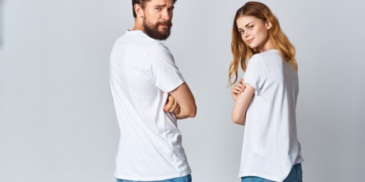 Czy wiesz, że wybierając koszulkę z krótkim rękawem, należy zwracać szczególną uwagę na jej krój? Znaczenie ma nie tylko rozmiar ubrania, ale także kształt dekoltu oraz taliowanie. Zobacz, jaki rodzaj t-shirtu będzie najlepiej podkreślać atuty Twojej sylwetki.