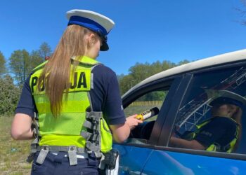 Nietrzeźwi i bez uprawnień wsiedli za kierownicę