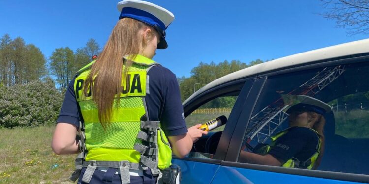 Nietrzeźwi i bez uprawnień wsiedli za kierownicę