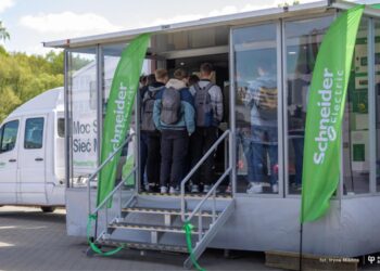 Zielona Cyfrowa Ciężarówka Schneider Electric w Politechnice Białostockiej