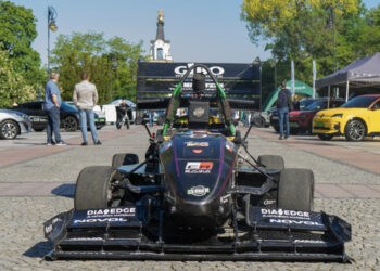 Hybrydowy bolid CMS-09 z Politechniki Białostockiej na Podlaskim Pikniku Ekomobilności