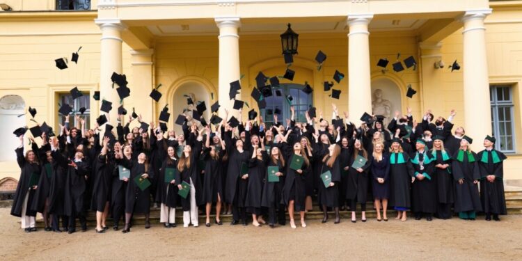 Prawie 90 osób ukończyło studia na kierunku farmacja w Uniwersytecie Medycznym w Białymstoku