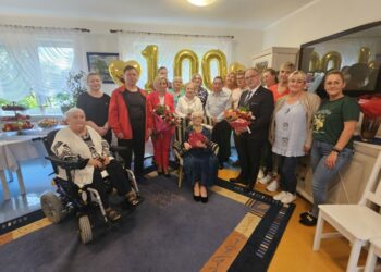 Prezydent Suwałk z wizytą u stulatki z DPS "Kalina"