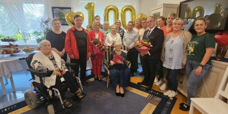 Prezydent Suwałk z wizytą u stulatki z DPS "Kalina"