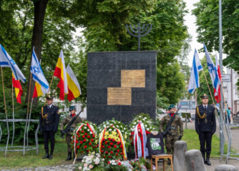 W hołdzie ofiarom spalenia Wielkiej Synagogi