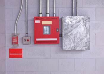 Zabezpieczenie obiektu przed pożarem to nie tylko obowiązek wynikający z przepisów, ale przede wszystkim inwestycja w bezpieczeństwo ludzi i mienia. Koszt instalacji systemu przeciwpożarowego (PPOŻ) zależy od wielu czynników — od wielkości i przeznaczenia budynku, przez zastosowane technologie, aż po zakres prac projektowych i montażowych. W tym artykule przedstawiamy, od czego zależy cena takiej instalacji, jak wygląda cały proces krok po kroku oraz kiedy warto pomyśleć o modernizacji istniejącego systemu. Jeśli planujesz wdrożenie lub rozbudowę ochrony PPOŻ — ten przewodnik pomoże Ci lepiej zaplanować budżet i uniknąć niespodzianek.