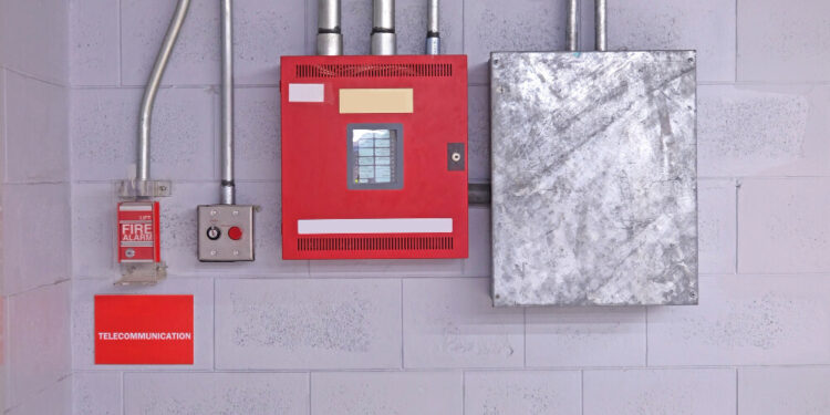 Zabezpieczenie obiektu przed pożarem to nie tylko obowiązek wynikający z przepisów, ale przede wszystkim inwestycja w bezpieczeństwo ludzi i mienia. Koszt instalacji systemu przeciwpożarowego (PPOŻ) zależy od wielu czynników — od wielkości i przeznaczenia budynku, przez zastosowane technologie, aż po zakres prac projektowych i montażowych. W tym artykule przedstawiamy, od czego zależy cena takiej instalacji, jak wygląda cały proces krok po kroku oraz kiedy warto pomyśleć o modernizacji istniejącego systemu. Jeśli planujesz wdrożenie lub rozbudowę ochrony PPOŻ — ten przewodnik pomoże Ci lepiej zaplanować budżet i uniknąć niespodzianek.