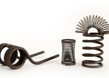 Sprężyny skrętne to jedne z najważniejszych elementów mechanicznych. Odgrywają istotną rolę w wielu gałęziach przemysłu. Ich charakterystyczna konstrukcja, przypominająca spiralnie zwinięty drut, umożliwia obracanie końcówki sprężyny względem jej osi i powrót do pierwotnego położenia po zakończeniu działania siły. Takie właściwości sprawiają, że sprężyny skrętne znajdują zastosowanie tam, gdzie niezbędna jest precyzja, trwałość i niezawodność działania.