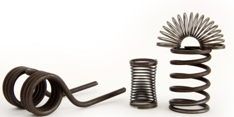 Sprężyny skrętne to jedne z najważniejszych elementów mechanicznych. Odgrywają istotną rolę w wielu gałęziach przemysłu. Ich charakterystyczna konstrukcja, przypominająca spiralnie zwinięty drut, umożliwia obracanie końcówki sprężyny względem jej osi i powrót do pierwotnego położenia po zakończeniu działania siły. Takie właściwości sprawiają, że sprężyny skrętne znajdują zastosowanie tam, gdzie niezbędna jest precyzja, trwałość i niezawodność działania.