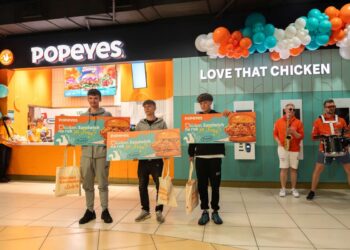Popeyes przywitał Białystok z rozmachem – muzyką, tańcem, zabawą i energią! Tłumy na otwarciu nowej restauracji w centrum handlowym Alfa.