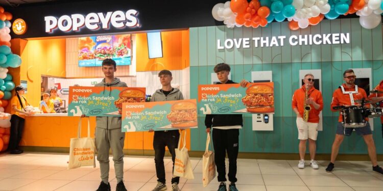 Popeyes przywitał Białystok z rozmachem – muzyką, tańcem, zabawą i energią! Tłumy na otwarciu nowej restauracji w centrum handlowym Alfa.