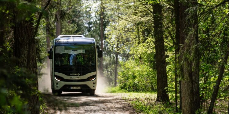 Letnia oferta PKS Nova – nowości, zniżki i wygodne połączenia na wakacje