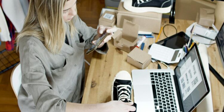 Coraz więcej osób decyduje się na założenie sklepu internetowego. E-commerce to wygodny i skalowalny model biznesowy, który daje szansę na dotarcie do szerokiego grona klientów. Jednak zanim podejmiesz decyzję o wejściu w ten rynek, warto zrozumieć, jakie koszty wiążą się z prowadzeniem takiej działalności.