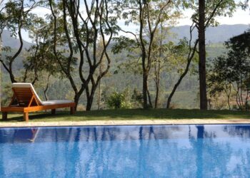 Strefa wypoczynkowa w hotelu SPA powinna być przede wszystkim komfortowa. Jeśli obejmuje basen - kryty lub zewnętrzny - muszą znaleźć się w niej wygodne leżaki basenowe. A gdyby tak połączyć funkcjonalność z niebanalnym designem? Trendy 2025 roku dobitnie udowadniają, że jest to możliwe!