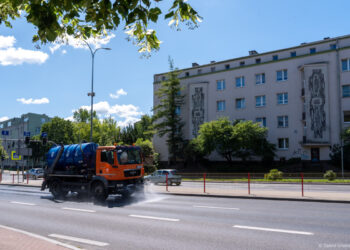 Basenową wodą w czyszczą ulice