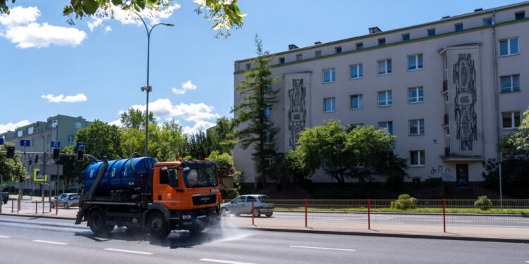 Basenową wodą w czyszczą ulice