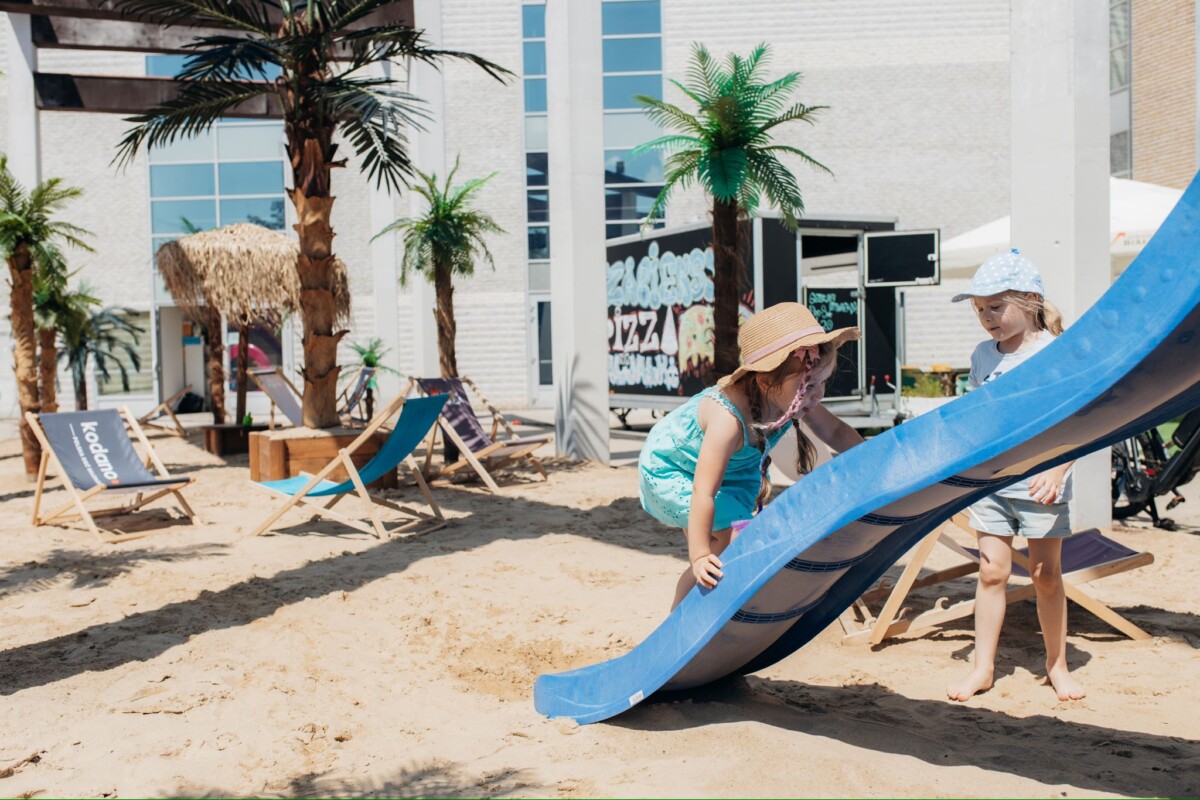 Pożegnaj lato w CH Biała – zakupy, relaks i Letnia Plaża czekają tylko do końca sierpnia!
