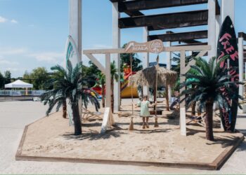 Pożegnaj lato w CH Biała – zakupy, relaks i Letnia Plaża czekają tylko do końca sierpnia!