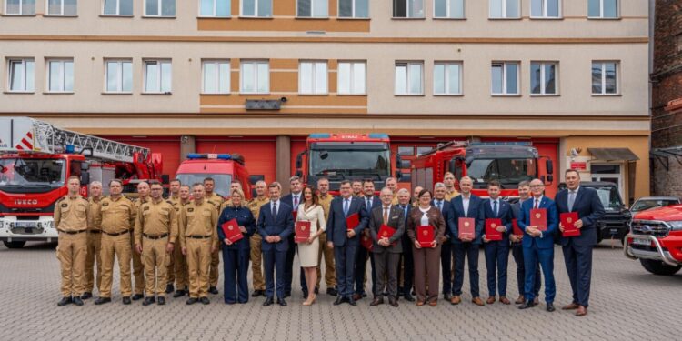 Pierwsze umowy ze starostami na finansowanie zadań z zakresu ochrony ludności i obrony cywilnej