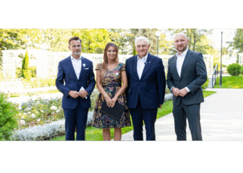 Jan Kochanowski wśród róż, czyli Narodowe Czytanie 2025