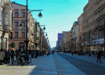 Właśnie rozpoczął się nowy rok akademicki, co wiąże się z wyprowadzką z rodzinnych domów tysięcy studentów z całej Polski. Jest to dla nich szansa na rozwój oraz rozpoczęcie nowego rozdziału w swoim życiu. O komforcie i możliwościach w dużej mierze decyduje nie tylko wybrana uczelnia, czy kierunek, ale też miasto, do jakiego wybierasz się na studia. Zachęcamy do tego, aby sprawdzić, dlaczego coraz bardziej atrakcyjnym kierunkiem jest pod tym względem Łódź.