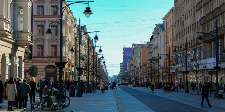 Właśnie rozpoczął się nowy rok akademicki, co wiąże się z wyprowadzką z rodzinnych domów tysięcy studentów z całej Polski. Jest to dla nich szansa na rozwój oraz rozpoczęcie nowego rozdziału w swoim życiu. O komforcie i możliwościach w dużej mierze decyduje nie tylko wybrana uczelnia, czy kierunek, ale też miasto, do jakiego wybierasz się na studia. Zachęcamy do tego, aby sprawdzić, dlaczego coraz bardziej atrakcyjnym kierunkiem jest pod tym względem Łódź.
