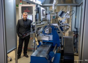 Politechnika Białostocka rozwija nowoczesne szerokopasmowe źródło światłowodowe ASE pracujące w paśmie 2 μm