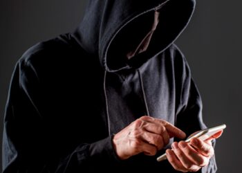 Uwaga na oszustów podszywających się pod pracowników ZUS!