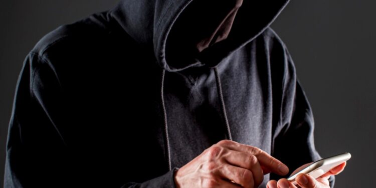 Uwaga na oszustów podszywających się pod pracowników ZUS!