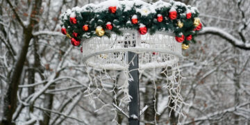 Białymstoku trwa montaż dekoracji świąteczno-noworocznych