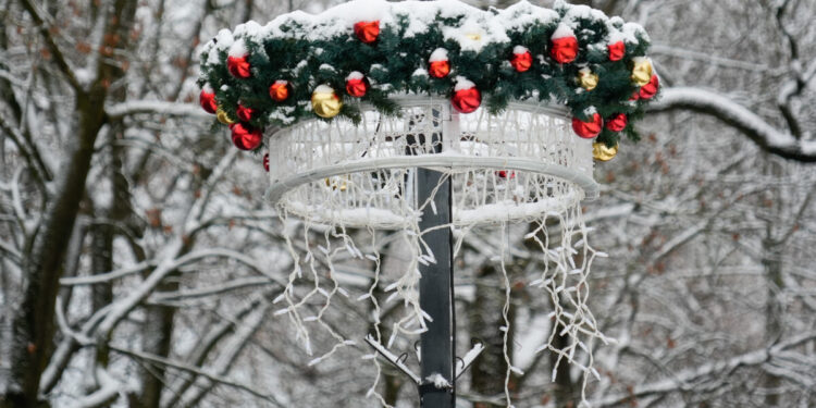 Białymstoku trwa montaż dekoracji świąteczno-noworocznych