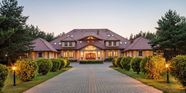 Hotel Dworek Tryumf i Restauracja Ogrody Alicji –miejsce pełne smaku, gościnności oraz pięknej przyrody