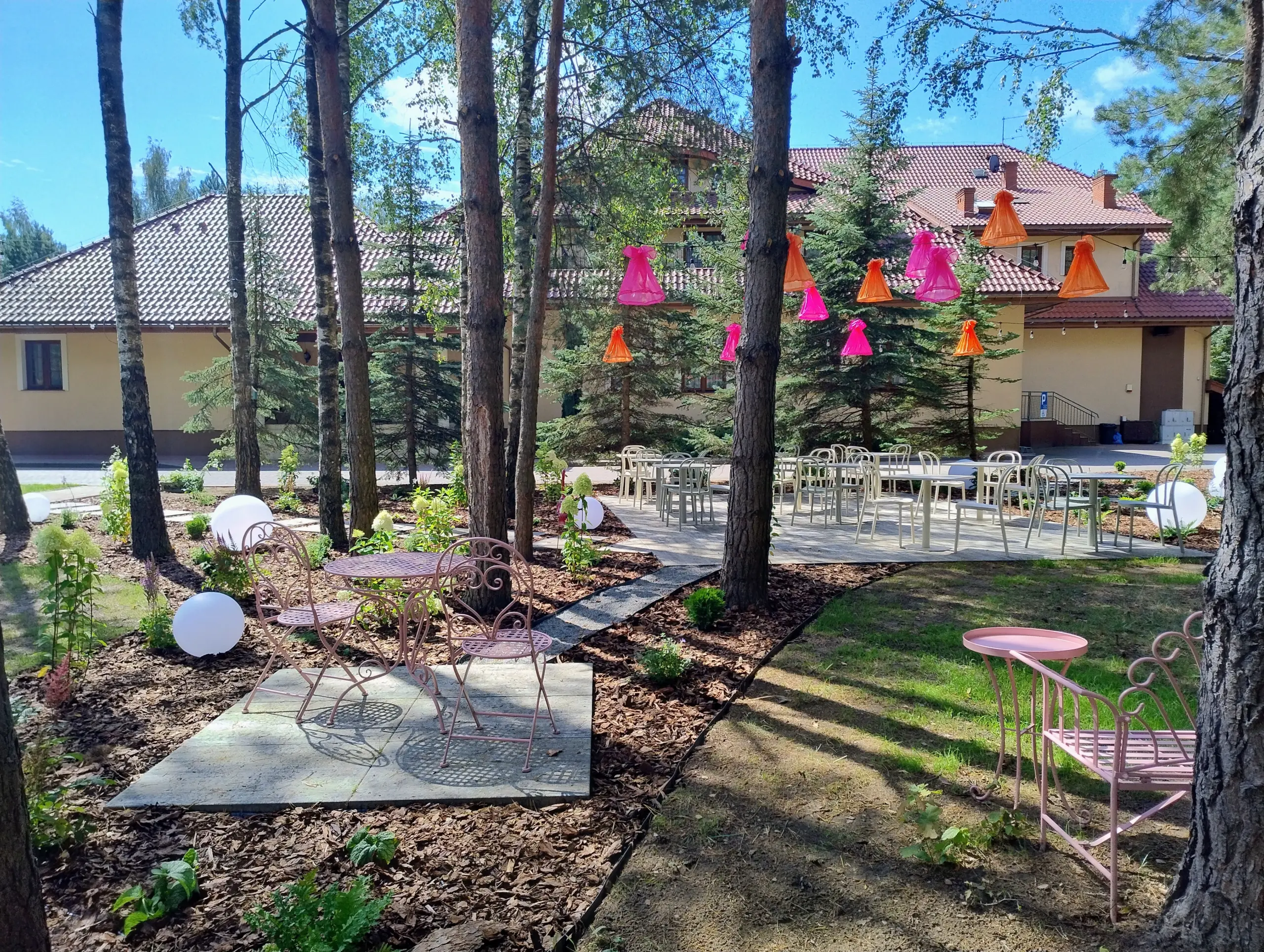 Hotel Dworek Tryumf i Restauracja Ogrody Alicji –miejsce pełne smaku, gościnności oraz pięknej przyrody