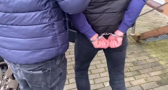 OSZUŚCI DZIAŁAJĄCY METODĄ "NA POLICJANTA" ZATRZYMANI