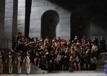 Opera i Filharmonia Podlaska przygotowała na grudzień różnorodny repertuar, w którym klasyczne arcydzieła spotykają się z muzycznymi opowieściami dla rodzin, bożonarodzeniową atmosferą i sylwestrową energią. 1 grudnia o godz. 9.00 i 10.00 odbędą się ostatnie w tym roku warsztaty dla najmłodszych Opera Story – odkryj tajemnice Opery! To zajęcia, które wprowadzają dzieci w świat teatru muzycznego, łącząc opowieść z teatrem i muzyką. Kilka dni później zaplanowany jest także muzyczny spektakl Karolcia i sekret świątecznej nocy w reżyserii Rafała Supińskiego. Zabiera on widzów do świata, w którym magia splata się z refleksją nad prawdziwymi wartościami. 3 i 4 grudnia odbędą się spektakle dla szkół (o godz. 12.00), natomiast 6, 7 i 28 grudnia o godz. 11.00 – dla rodzin. 5, 13 i 14 grudnia na Dużej Scenie Opery przy ul. Odeskiej będzie można obejrzeć ostatnie w tym sezonie pokazy opery Kopciuszek albo triumf dobroci Gioacchina Rossiniego w reżyserii Marii Sartovej. Spektakl pełen humoru i wdzięku, zachwyca lekkością, muzyczną wirtuozerią i ponadczasowym przesłaniem. Grudzień to także czas prezentacji na scenach Opery młodych talentów. Już 11 grudnia o 19.00 w Sali Kameralnej ZSM przy ul. Podleśnej odbędzie się kolejny koncert w ramach cyklu Studencka Scena Młodych. Przygotowany jest różnorodny repertuar: od Bacha i Berlioza po kompozycje współczesne. Koncert poprowadzi Anna Krzysztofik-Buczyńska, a wystąpią Studenci Uniwersytetu Muzycznego Fryderyka Chopina - Filii w Białymstoku. 12 grudnia miłośnicy wielkiej opery będą mogli wziąć udział w Gali Bizeta, przygotowanej z okazji 150. rocznicy śmierci kompozytora. W koncertowej wersji Carmen na Dużej Scenie OiFP wystąpią czołowi soliści polskich scen operowych, a towarzyszyć im będą Orkiestra, Chór oraz Chór Dziecięco-Młodzieżowy Opery i Filharmonii Podlaskiej. Artyści wystąpią pod batutą Tomasza Tokarczyka. Początek o godz. 19.00. 13 grudnia o godz. 19.00 miłośnicy transmisji operowych z Nowego Jorku będą mogli zobaczyć spektakl Andrea Chénier Umberta Giordana. W tytułowej roli szlachetnego poety, który pada ofiarą intryg i brutalności Rewolucji Francuskiej wystąpi Piotr Beczała. Tenor połączy siły z sopranistką Sonyą Yonchevą, wcielającą się w ukochaną Chéniera – Maddalenę di Coigny. 14 grudnia w przestrzeni górnego foyer Opery i Filharmonii Podlaskiej odbędzie się pierwsze spotkanie cyklu Ope(n)rymy. To nowy, kameralny cykl edukacyjny Opery i Filharmonii Podlaskiej, w którym pokazujemy, jak słowo w arii staje się muzyką, a muzyka – opowieścią. To krótkie spotkanie z operą w lekkiej, przystępnej formie, prowadzone z humorem i pasją przez solistę OiFP Rafała Supińskiego. W programie znajdą się arie wykonywane na żywo oraz krótkie anegdoty o tym, jak powstaje operowa emocja – od poetyckiego tekstu, przez frazę, aż po interpretację solisty. Początek spotkania o godz. 15.00. Tuż przed świętami, 19 i 20 grudnia o godz. 19.00 na Dużej Scenie zaplanowane są dwa Wieczory Kolęd, podczas których zabrzmi Mała Kantata Bożonarodzeniowa Marcina Nagnajewicza oraz tradycyjne polskie kolędy i pieśni bożonarodzeniowe w nowych, inspirujących aranżacjach Andrzeja Makala i Marcina Nagnajewicza. Wystąpią: Orkiestra, Chór i Chór Dziecięco-Młodzieżowy Opery oraz znakomici soliści pod batutą Mirosława Jacka Błaszczyka i Ewy Barbary Rafałko. 21 grudnia na Dużej Scenie przy Odeskiej odbędzie się koncert w ramach cyklu Trzecia Scena - Christmas Harmony. To wydarzenie wypełnione najpiękniejszymi świątecznymi utworami w nowych, wielogłosowych interpretacjach, a wykonają je artyści na co dzień związani m.in. z Teatrem Muzycznym Roma w Warszawie, Operą i Filharmonią Podlaską w Białymstoku, Teatrem Muzycznym w Łodzi, Teatrem Rozrywki w Chorzowie i innymi polskimi scenami muzycznymi. Usłyszymy m.in „White Christmas”, „Santa Claus Is Coming To Town” czy „Joy To The World”, ale nie zabraknie również polskich akcentów w postaci utworów takich jak: „Nie ma nie ma ciebie” czy „A kto wie, czy za rogiem”. Początek koncertu o godz. 17.00. 2025 rok publiczność Opery pożegna w wyjątkowy sposób. Duża Scena OiFP wypełni się energią koncertu sylwestrowego Klasyka spotyka latino, w reżyserii Mateusza Stachury. Arcydzieła mistrzów muzyki klasycznej zabrzmią w porywających, latynoamerykańskich aranżacjach, a wieczór poprowadzi Conrado Moreno. W programie znajdą się m.in. znane arie i duety operowe oraz instrumentalne utwory Mistrzów klasyki, które podkreślą wyjątkowy charakter sylwestrowej nocy. Na scenie: orkiestra symfoniczna OiFP pod batutą Tomasza Szymusia, znakomici soliści i chórek wokalny, tancerze w widowiskowych kostiumach, porywająca choreografia oraz spektakularne wizualizacje. Koncerty zaplanowane są na godz. 17.00 i 20.30, a w związku z dużym zainteresowaniem, właśnie została uruchomiona dodatkowa pula biletów na oba wydarzenia. Grudniową ofertę podlaskiej Opery dopełnia wystawa rysunków Dymitra Grozdewa Bóg się rodzi… wśród ciszy świętości i ziemskiej uciechy, którą można oglądać w Sali wystawowej OiFP. Ekspozycja prezentuje cykl ilustracji inspirowanych scenami biblijnymi, tradycją staropolską i bogactwem religijnych wizerunków, tworząc wyjątkowe dopełnienie świątecznego repertuaru instytucji. Prace będzie można oglądać do 11 stycznia 2026 r. - od wtorku do niedzieli w godzinach pracy kasy biletowej.